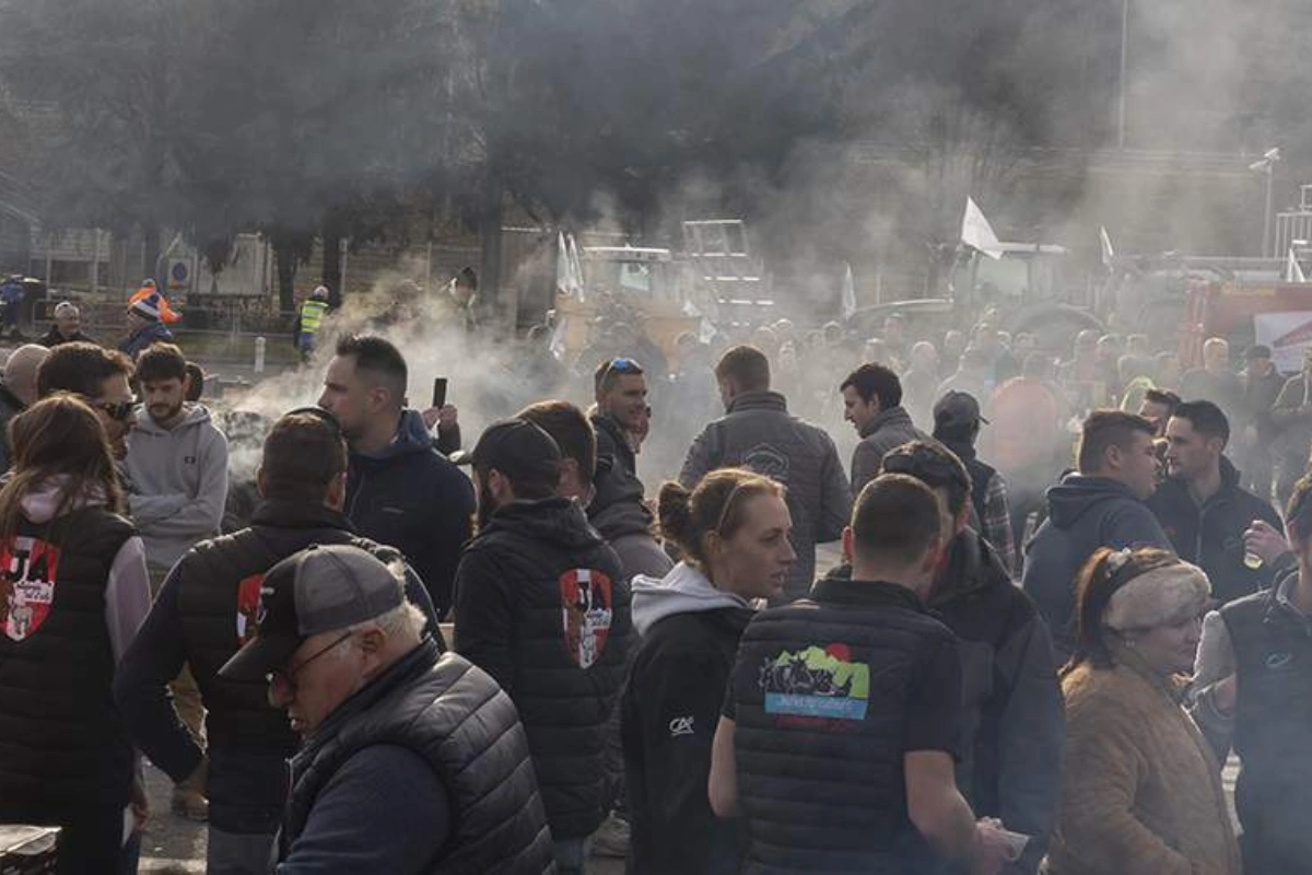 Fransada yenə ara qarışdı: Etirazçılar Gömrük İdarəsinin binasını yandırdılar